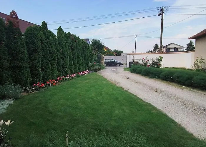 Modern & Cozy House With 3 Bed And Garden Будинок відпочинку