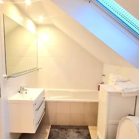 Σπίτι διακοπών Modern & Cozy House With 3 Bed And Garden Μπρατισλάβα
