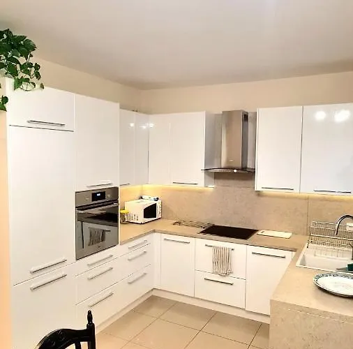 Dom wakacyjny Modern & Cozy House With 3 Bed And Garden